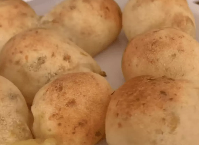 Pão de queijo assado, alguns pãezinhos