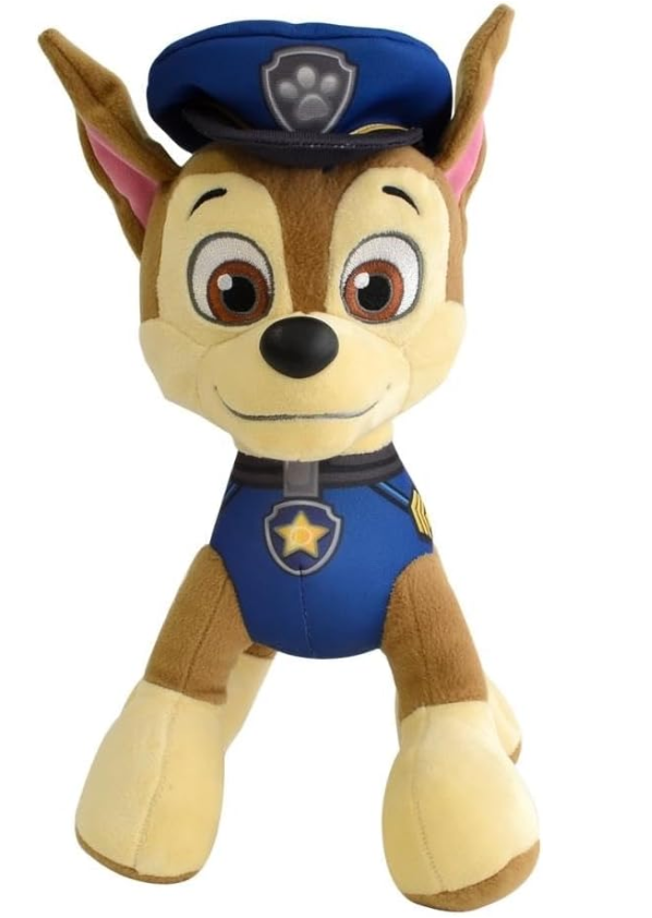 imagem de frente do boneco de pelúcia Chase, da patrulha canina. o boneco é um cachorrinho com olhos castanhos e suave sorriso no rosto. utiliza um escudo com uma estrela desenhada no peito