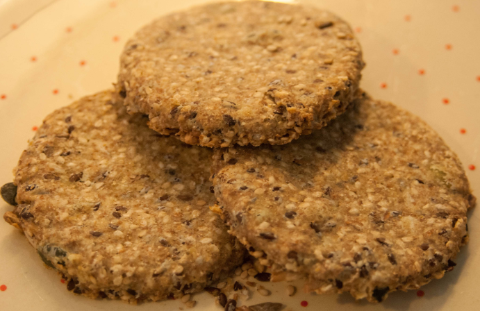 Três biscoitos marrom claro granulado de receita de biscoito sem lactose para bebês