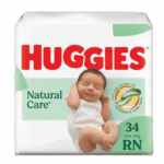 Imagem com tons suaves e verdes, mostrando um bebê tranquilo em ambiente natural, com destaque para o selo “Natural Care” e ingredientes naturais